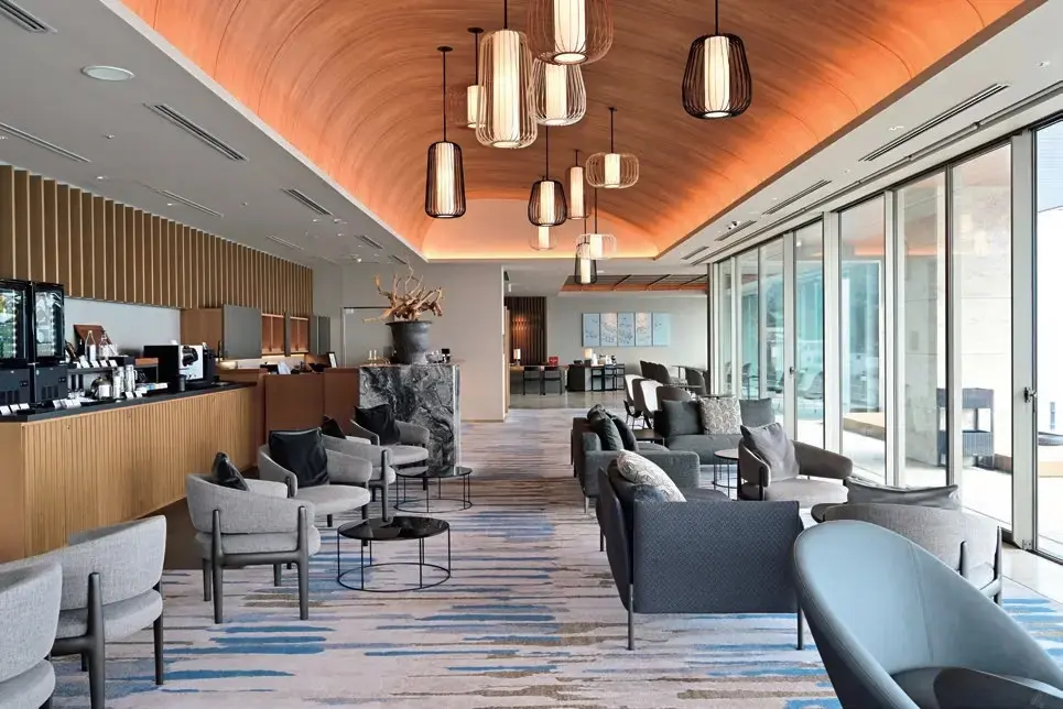 ゲストラウンジ「間（あわい）」では、各種ソフトドリンクや多彩なアルコールもフリーフロー