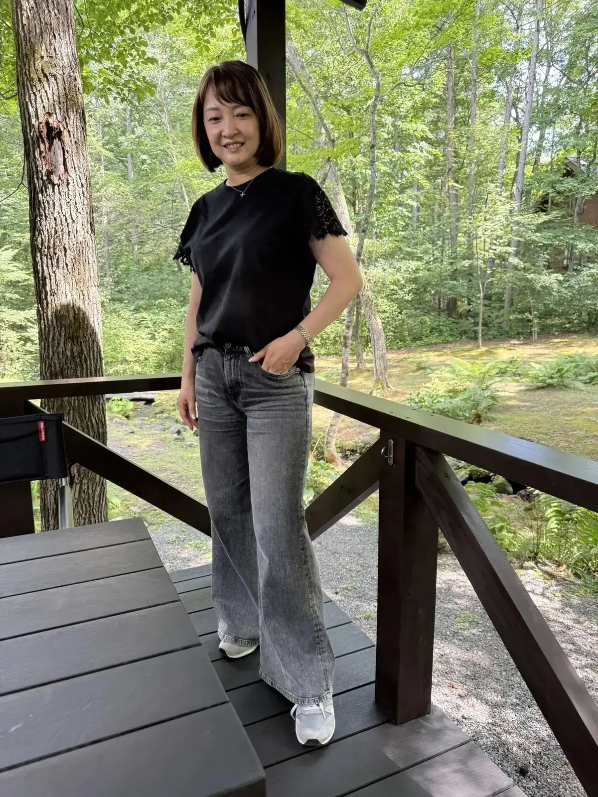 【50代のスニーカーコーデ15選】街歩きや旅行でも大活躍！秋のおしゃれに選びたいスニーカー