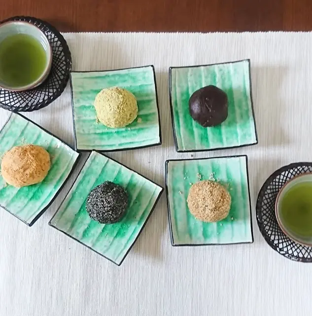 エメラルドグリーンの和皿に手作りおはぎをのせました。