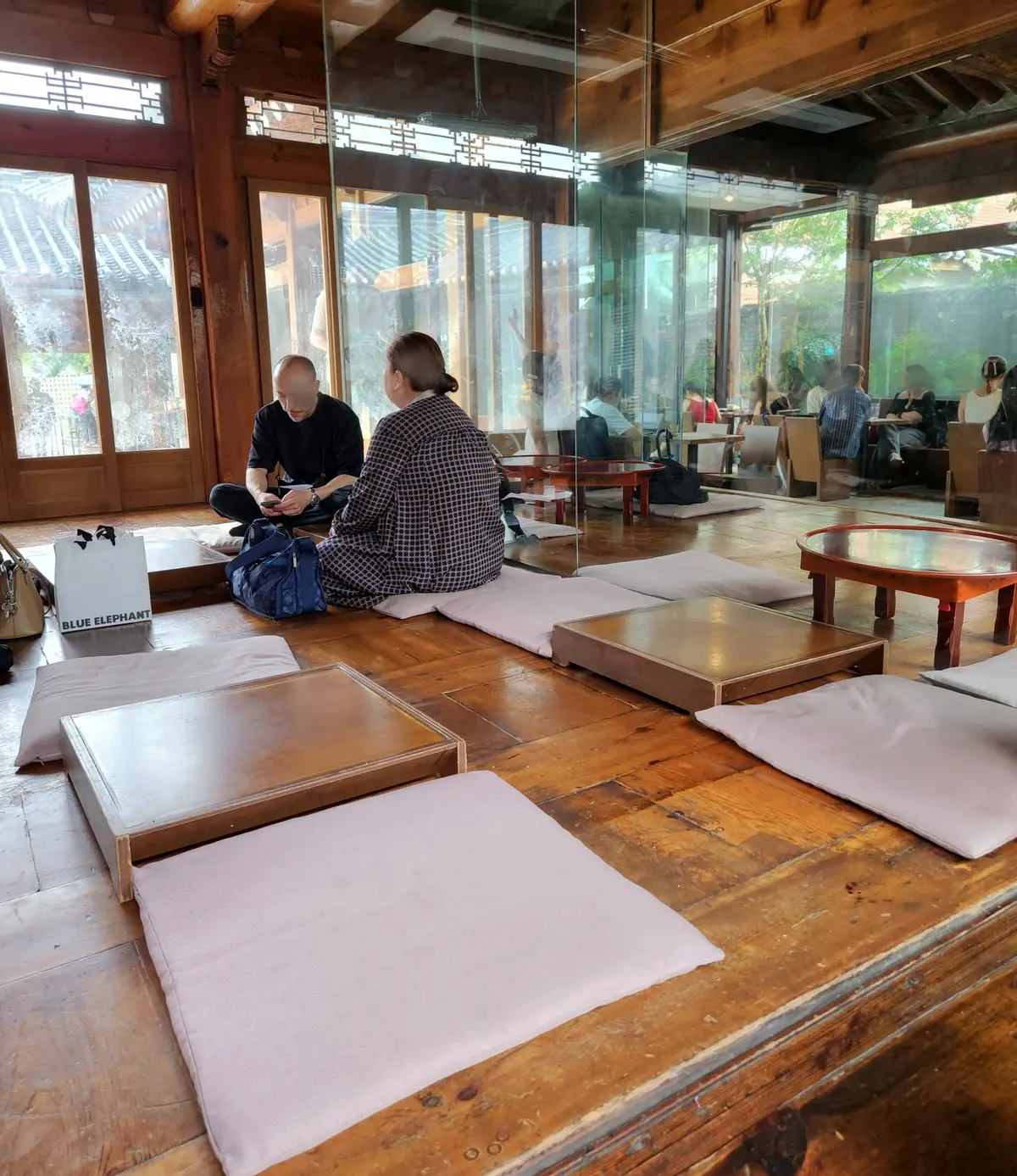 低いテーブルや座布団等もマッチしてます。