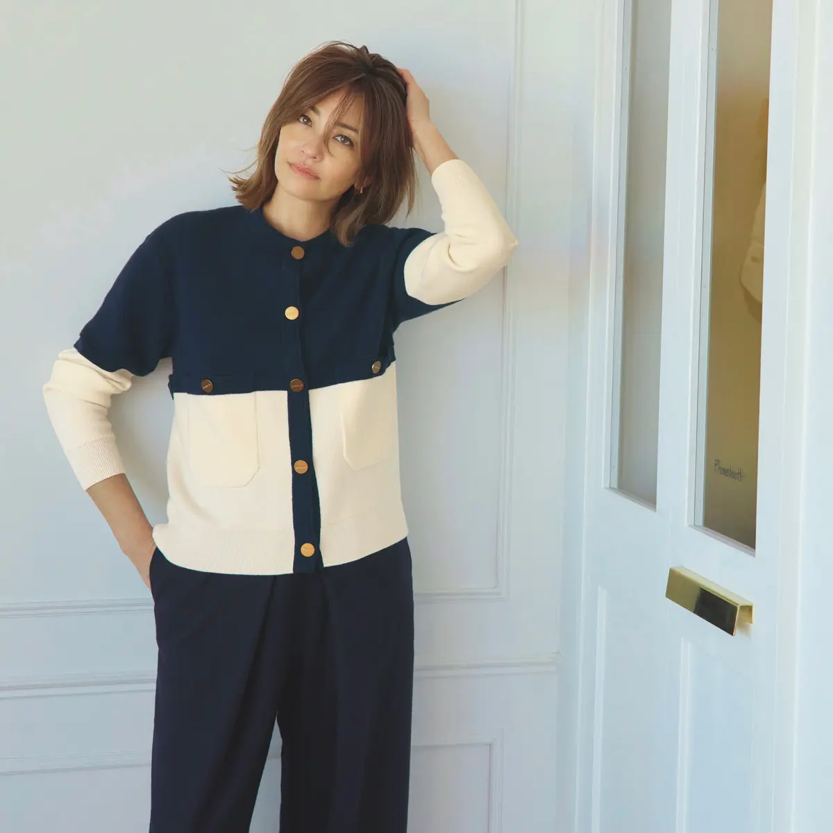 ネイビー×オフホワイトのバイカラーカーディガンとネイビーパンツのコーデ　モデル・RINA