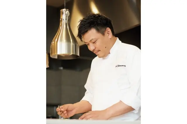 10周年を機に店を移転した山本健一シェフ。フランスでの経験も豊か