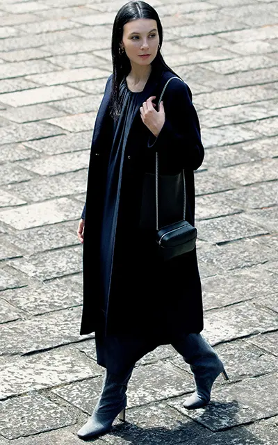 きれいめワンピースとニュアンスロングブーツコーデの田沢美亜