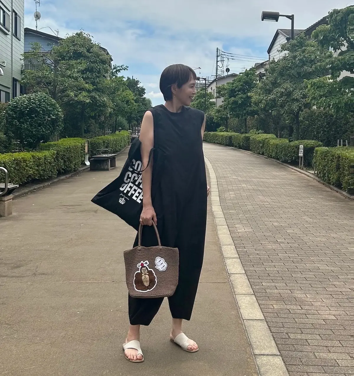 アラフィフオールインワン　モノトーンコーデ　ユニクロサンダル　ラドロー バッグ　布バッグ　50代ショートヘア