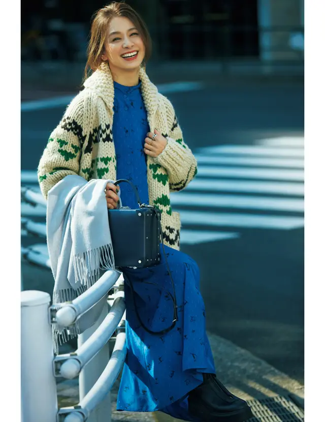 淡いアイスブルーのカシミヤストールをアクセントにする稲沢朋子さん