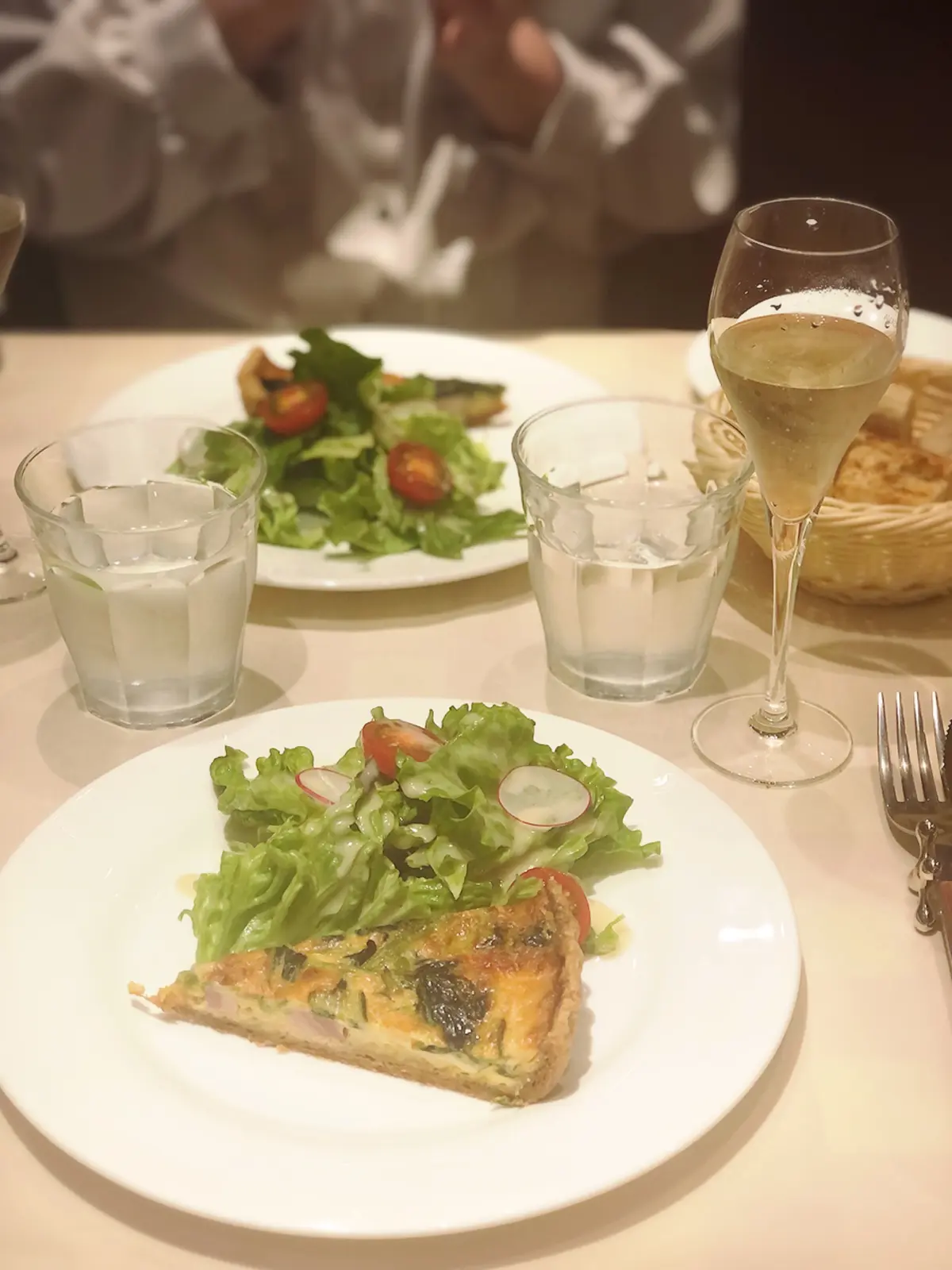 ほうれん草とベーコンの伝統のキッシュ。サラダ添え。乾杯のスパークリングワインと。