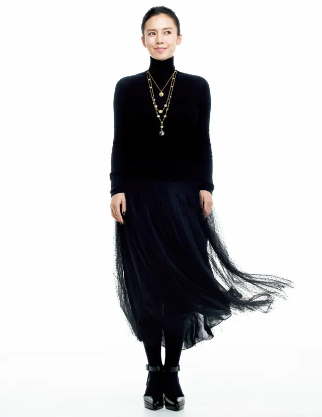素材が異なる黒のコーディネートで華やかな装いの中谷美紀さん