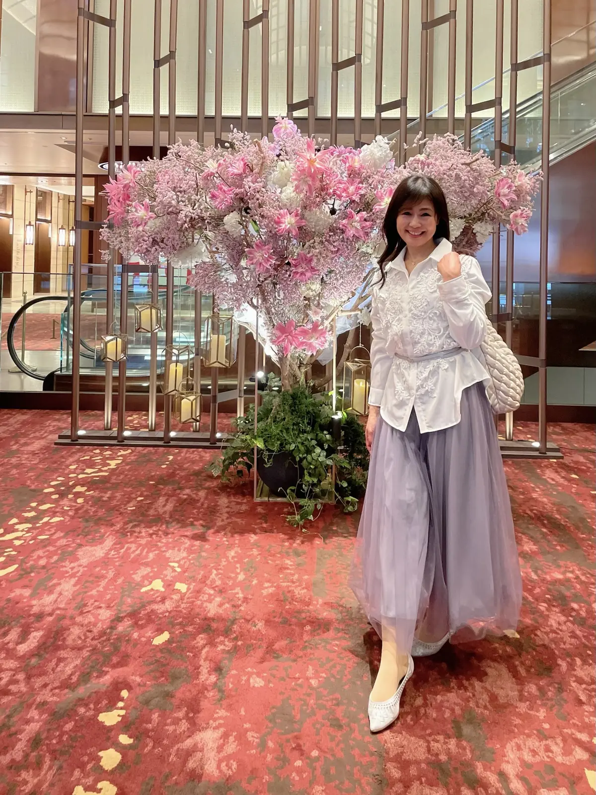 東京會舘、本舘、東京會舘本舘、ロビー、入り口、吹き抜け、吹き抜け天上、ブラウス、シャツぶ、レースブラウス、レーストップス、レース、トップス、お花、生花、白、ピンク、白ブラウス、フラワーアレンジメント、フラワーアレンジ、ロングヘア、blouse、シーイン、シーン、SHEIN 、スカート、skirt、éclat premium 、shoes、JELLY BEANS 、バッグ、bag、MICHEL KLEIN 、ベルト、ネックレス、belt、vis 、ペンダント、necklace、Jusail、ジュゼール、パンプス。シルバーパンプス、シルバー、グレー、ライトグレー、春服、春コーデ、春服コーデ