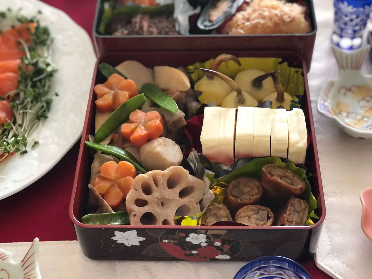 我が家のおせち。筑前煮やくわいなど。