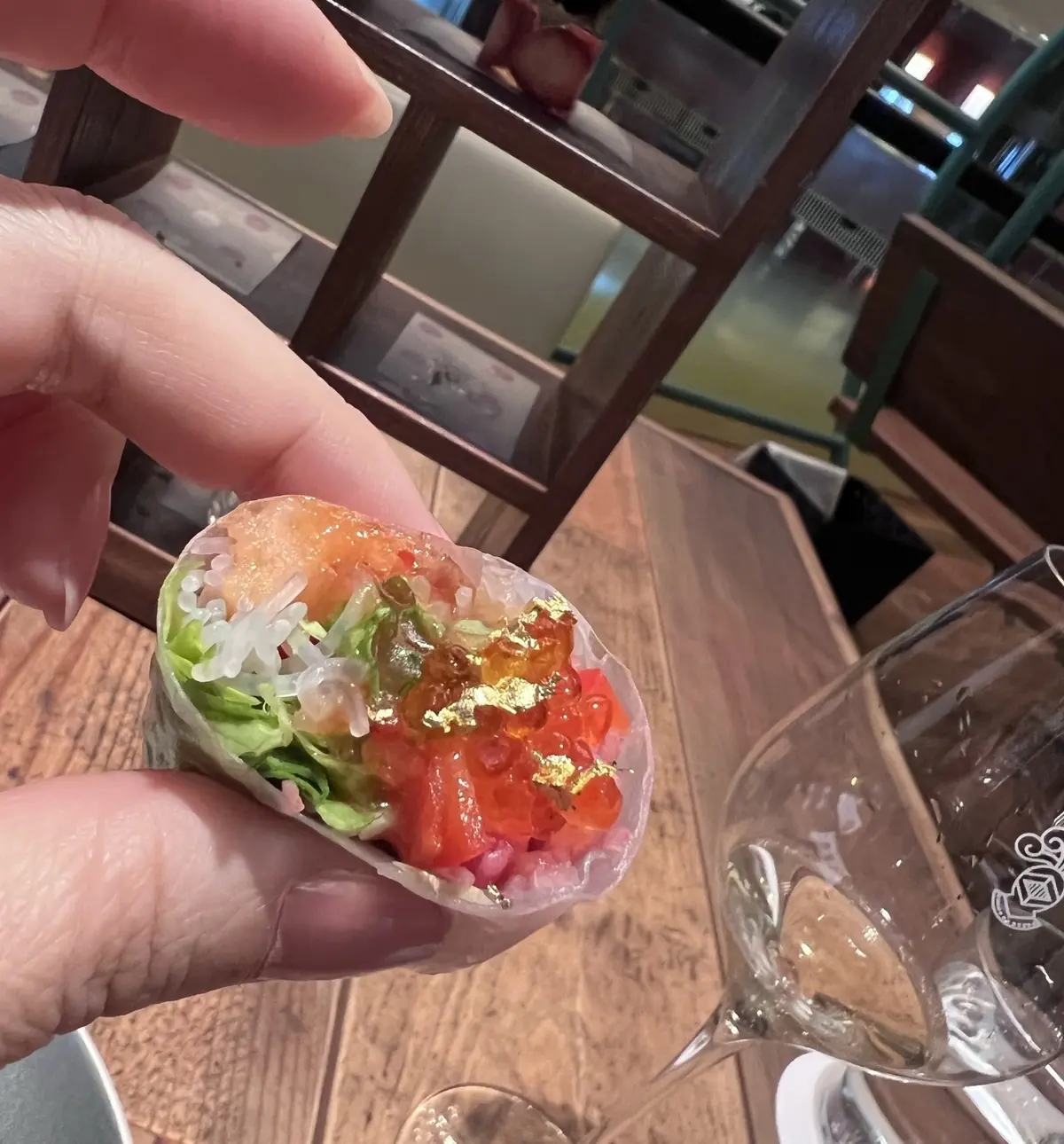 スモークサーモンのライスペーパーロール　ベリーのチリソース