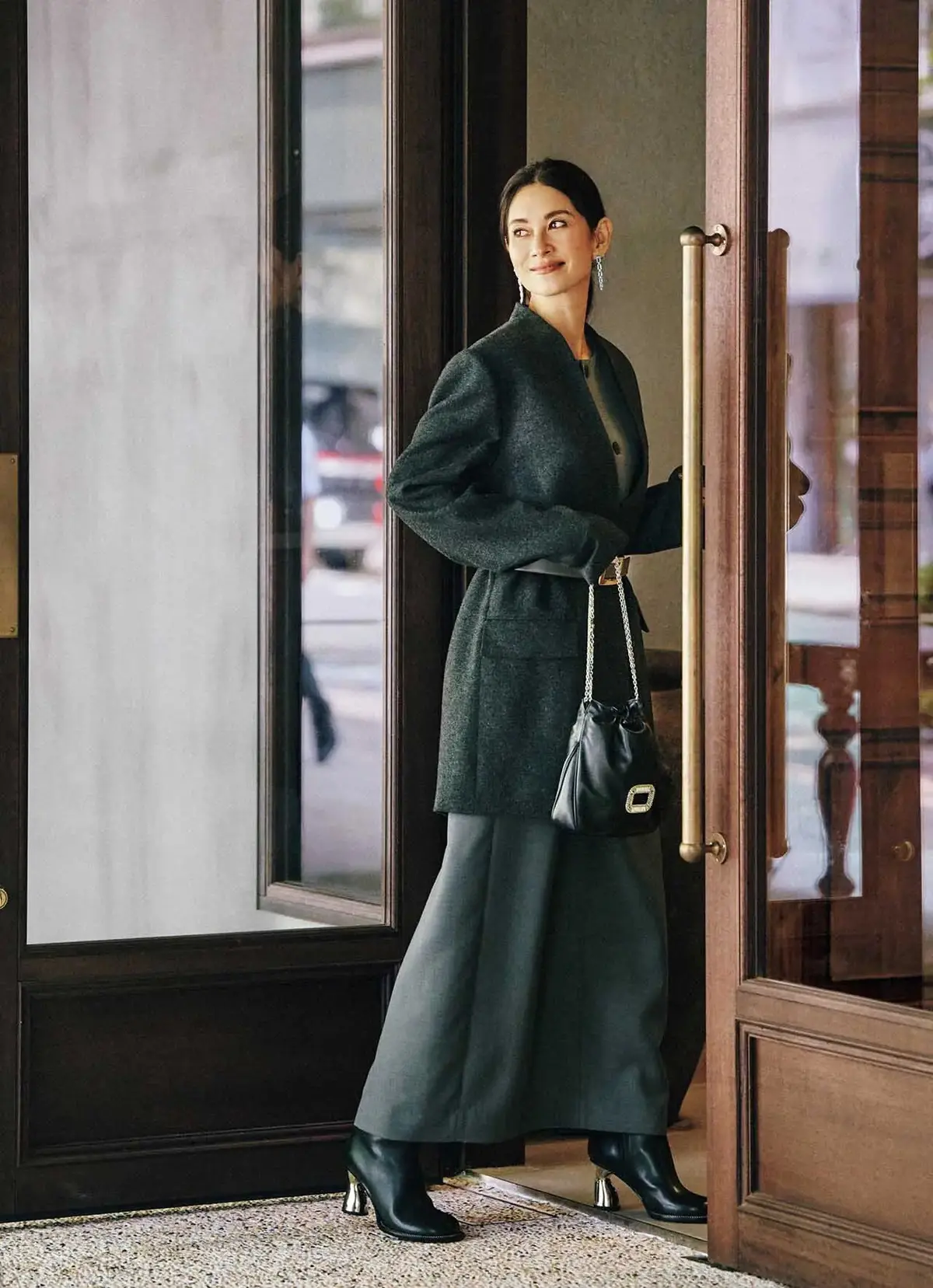 ドレス気分はアウターから。凛とした仕立てが絵になる一着