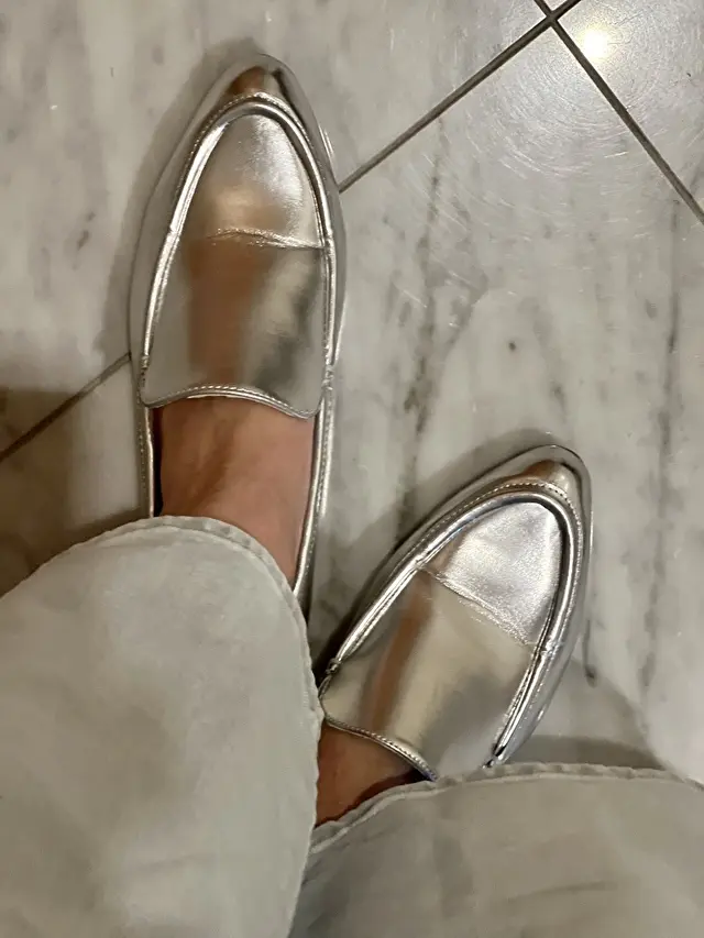 シルバーのシューズ