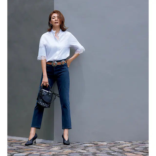 シャツ×デニムを足もとから エレガントに進化させて