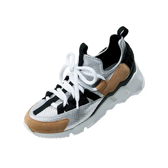 スニーカーのメタリック感