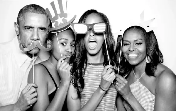 娘・マリアの誕生日を祝うキュートな家族写真