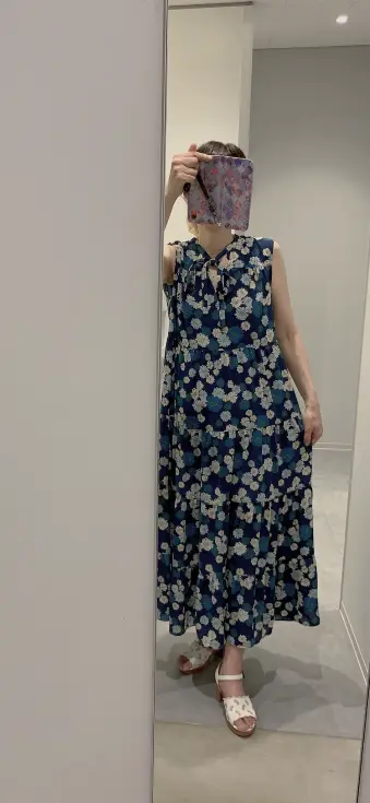 夏のおしゃれ　ノースリーブワンピースの画像_1