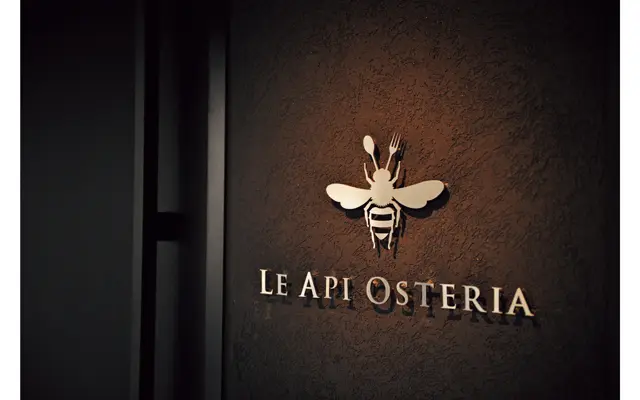 西麻布の静かな路地に立つ