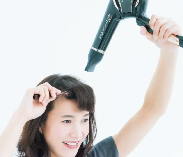 ロールブラシで引っぱりながらブローする