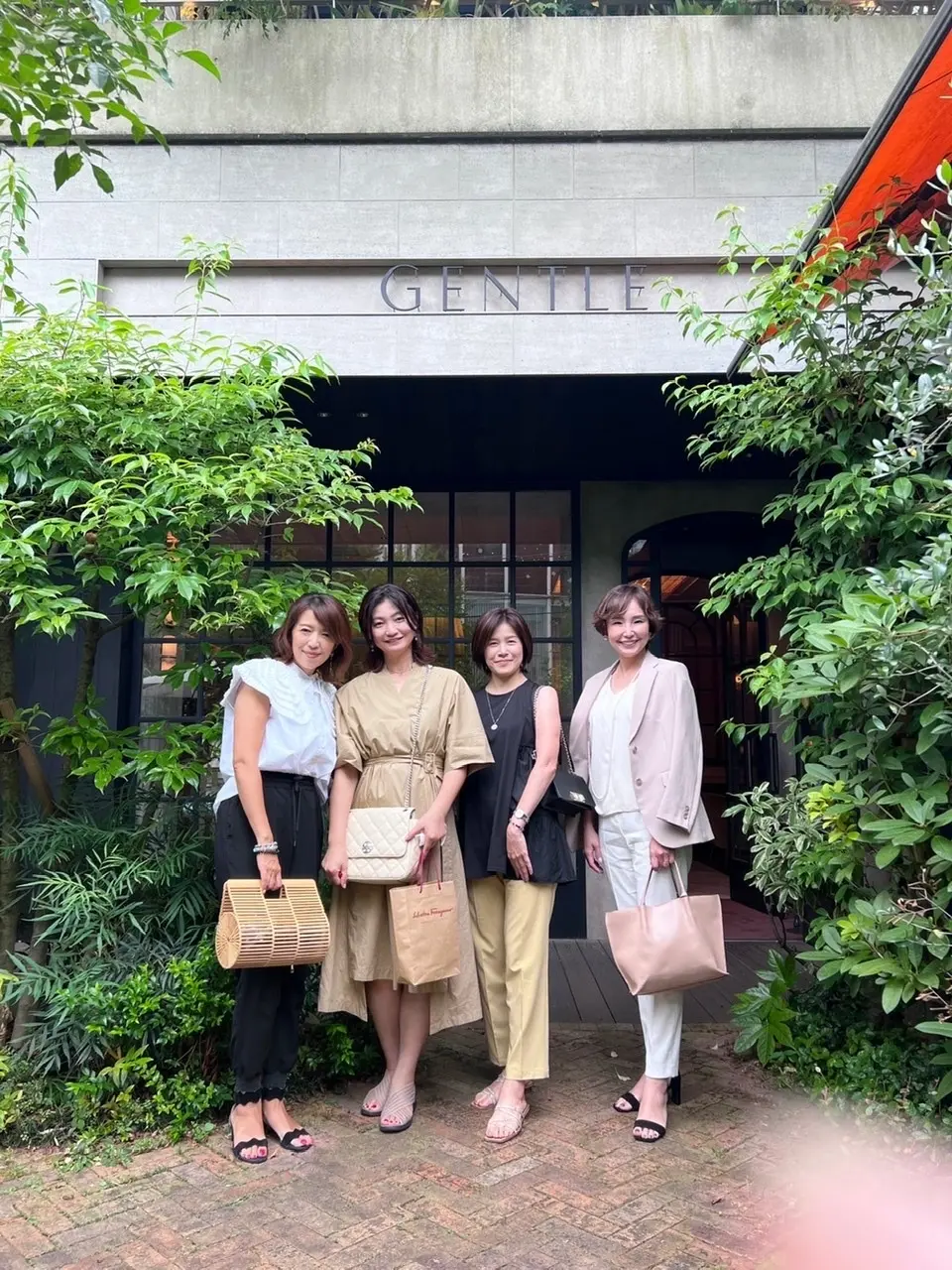 都会の喧騒を離れた緑豊かなレストランの画像_5