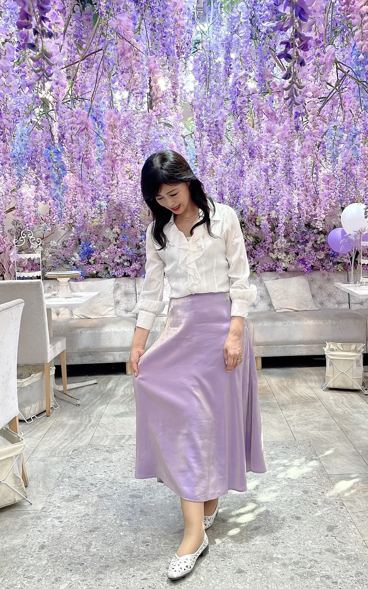 ソファ、テーブル席、Blouse、Skirt、vis、Shoes、shoel mine、スイーツ、パルフェ、パフェ、ケーキ、チョコレート、藤棚、藤、アーティフィシャルフラワー、クロワッサン、スープ、生ハム、オードブル、セイボリー、薄紫、紫色、紫、白、ブラウス、白ブラウス、フリル、フリルブラウス、シースルー、ストライプ、ロングヘア、パープル、purple、カップ、お茶、カフェ、カフェラテ、店内、HAUTE COUTURE • CAFE、HAUTE COUTURE • CAFE表参道、期間限定、Purple Afternoon Tea、オートクチュールカフェ、オートクチュールカフェ表参道、表参道、カフェ、アフタヌーンティー、HAUTE COUTURE CAFE、HAUTE COUTURE CAFE表参道、