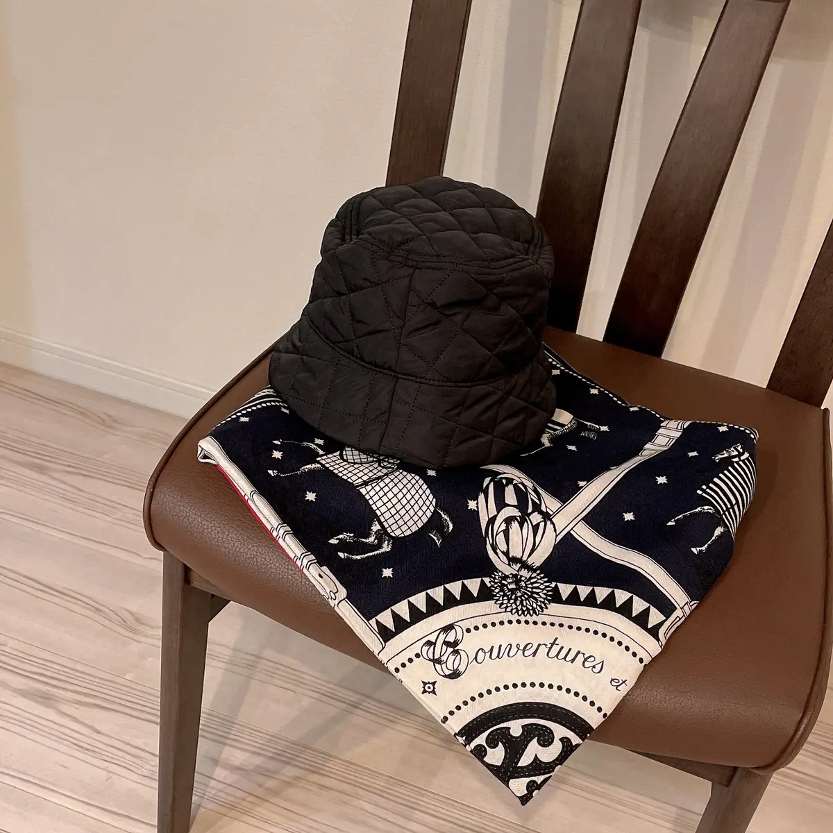 ストールとキルティングバケットハット