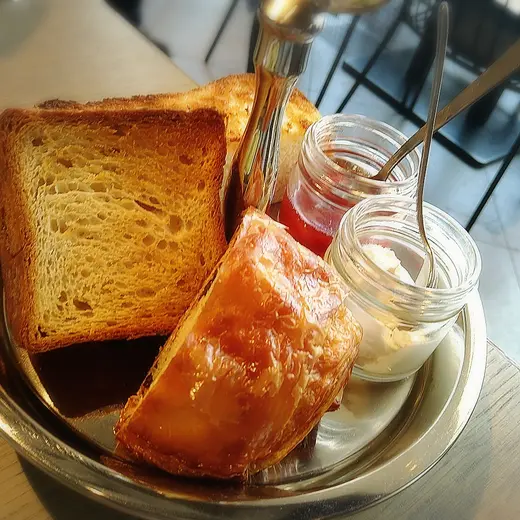 ラシーヌ青山のランチ、セットのパン