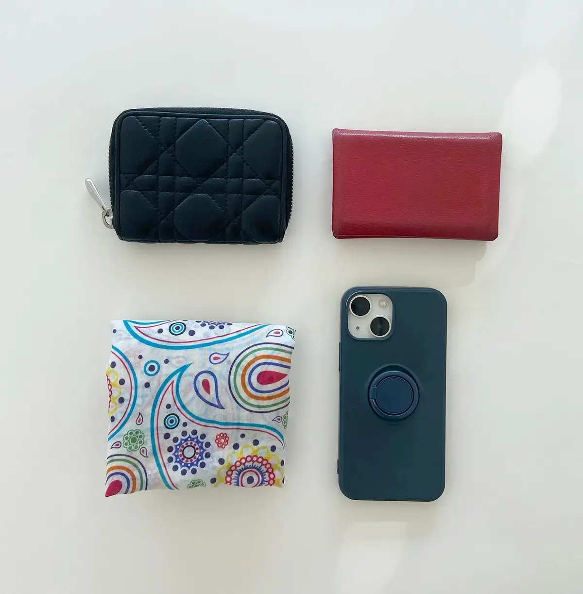 K野のバッグの中には、必要なものを最小限にすっきりと収めて。