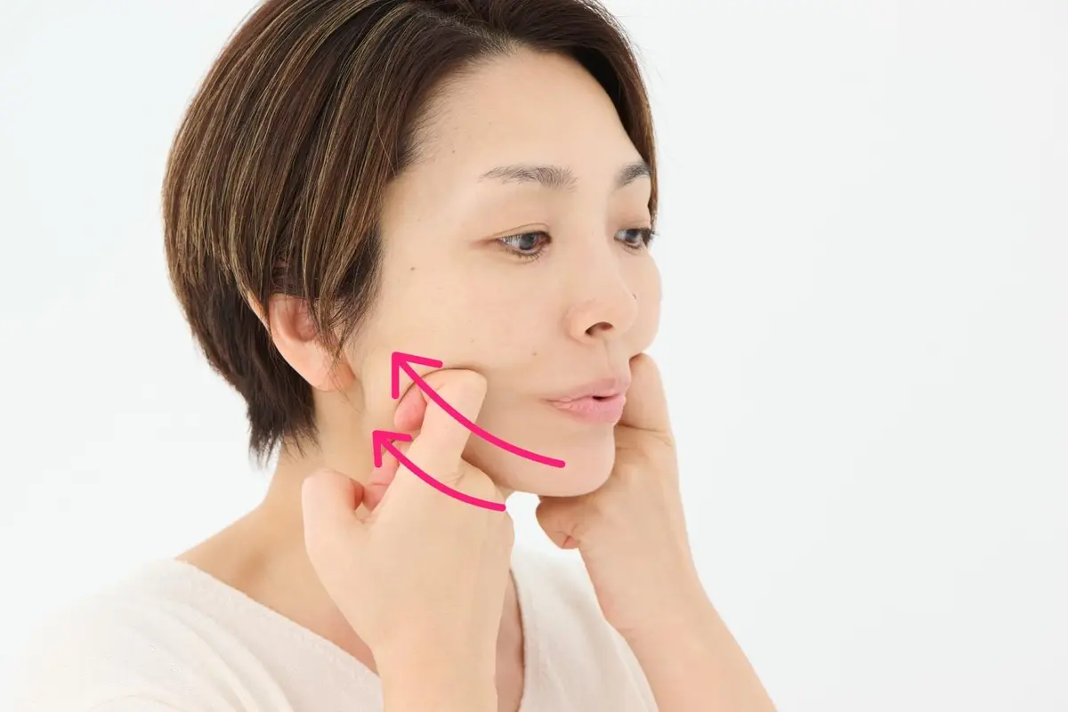 OurAge×Webエクラ メイク前　マッサージ　2本指で頬をマッサージ