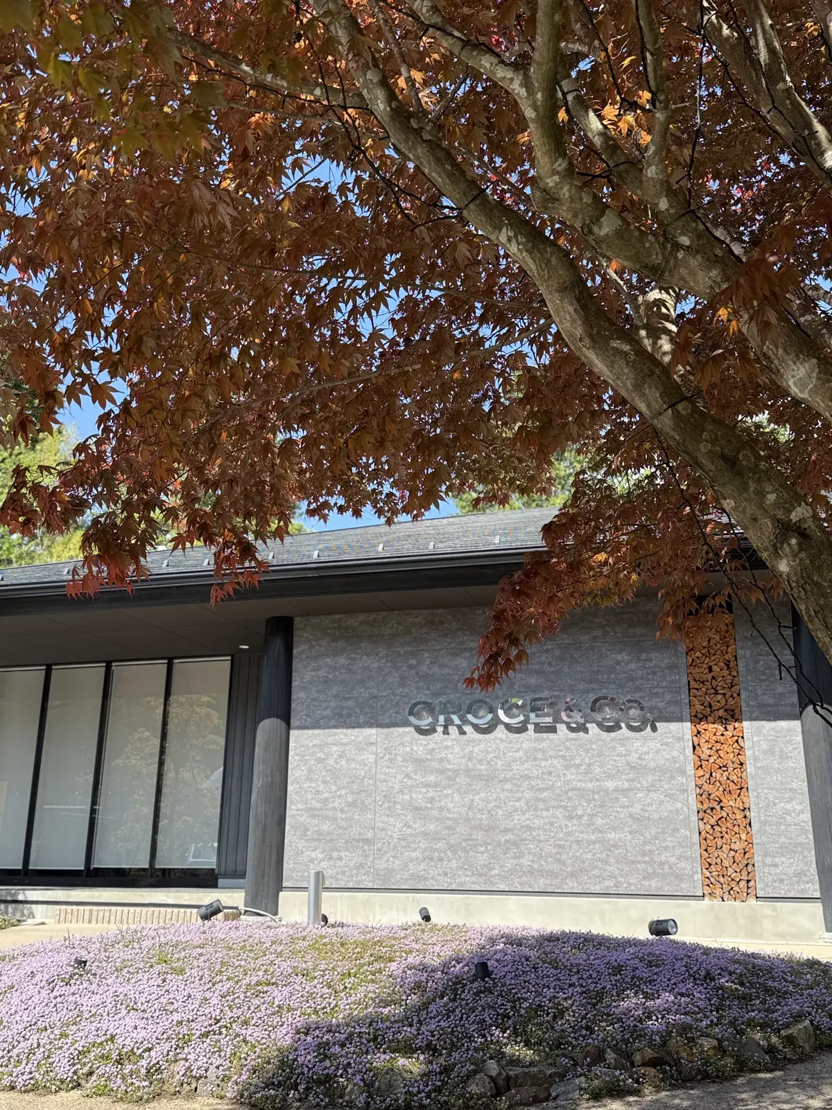 CROCE season2 木の温もりを感じる店内とテラス席