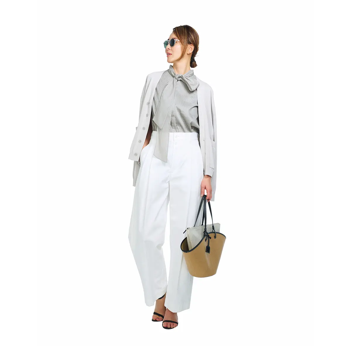 ライトグレーのボウタイブラウスとホワイトパンツのコーデ　モデル・SHIHO