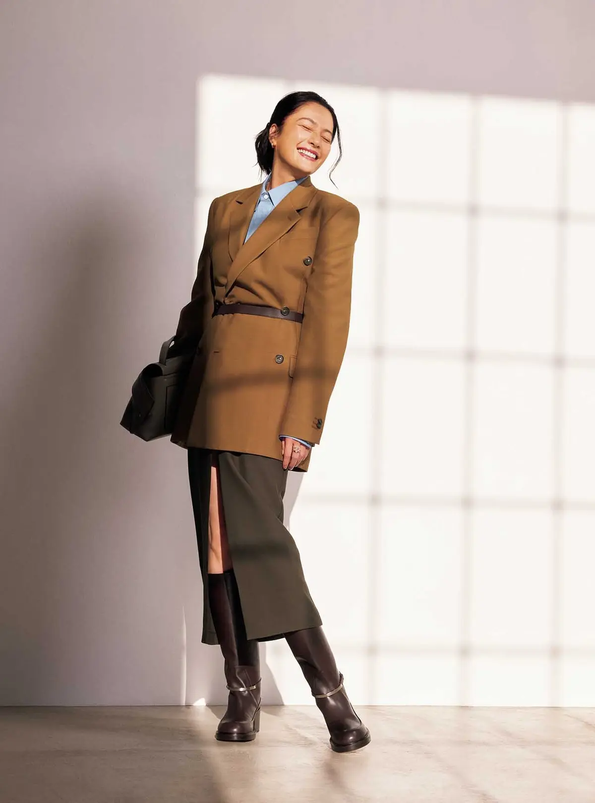 キャメル、ライトブルー、カーキ。 メンズライクな色合わせで、 ジャケットのドレスアップを洒脱に魅せて