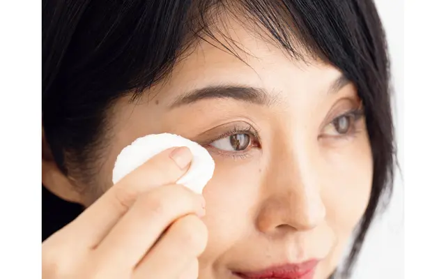 重い上まぶたでこすれるのか目じりのアイラインがにじむ