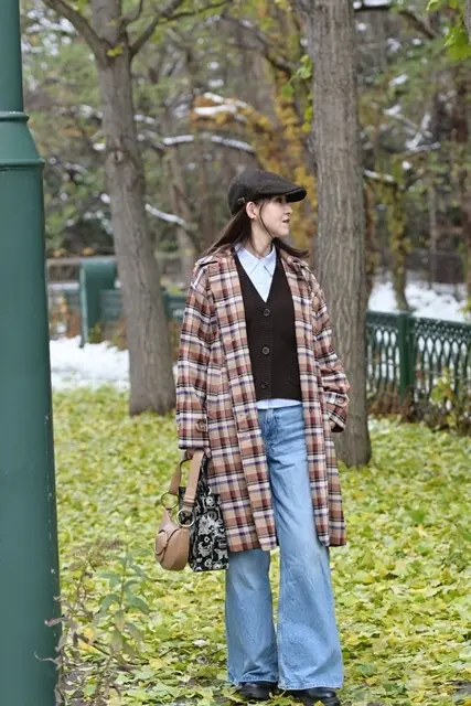 チャック柄のコートとハンチング帽を合わせました　
