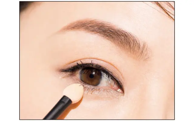 下まぶたにもツヤのニュアンスをプラス