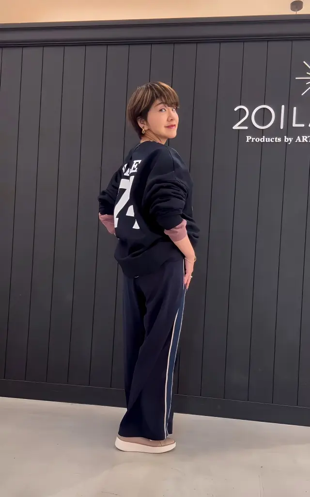 ネイビーコーデにニュアンカラーのピンクをの画像_6