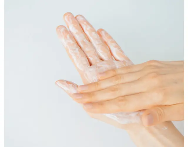 シャンプーは手のひらで広げてから塗布する