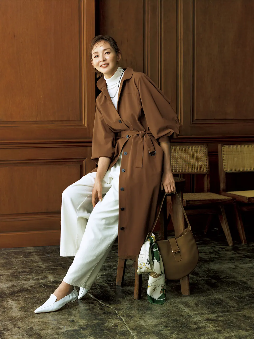 旬のブラウンカラーとフェミニンなディテールが大人を優雅にもりたてて
