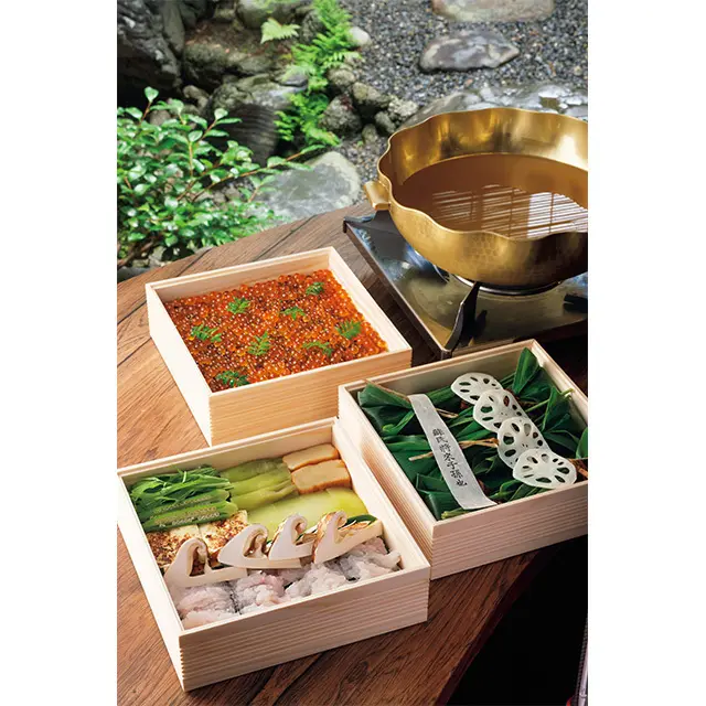 山海野の幸を詰め合わせた三段重