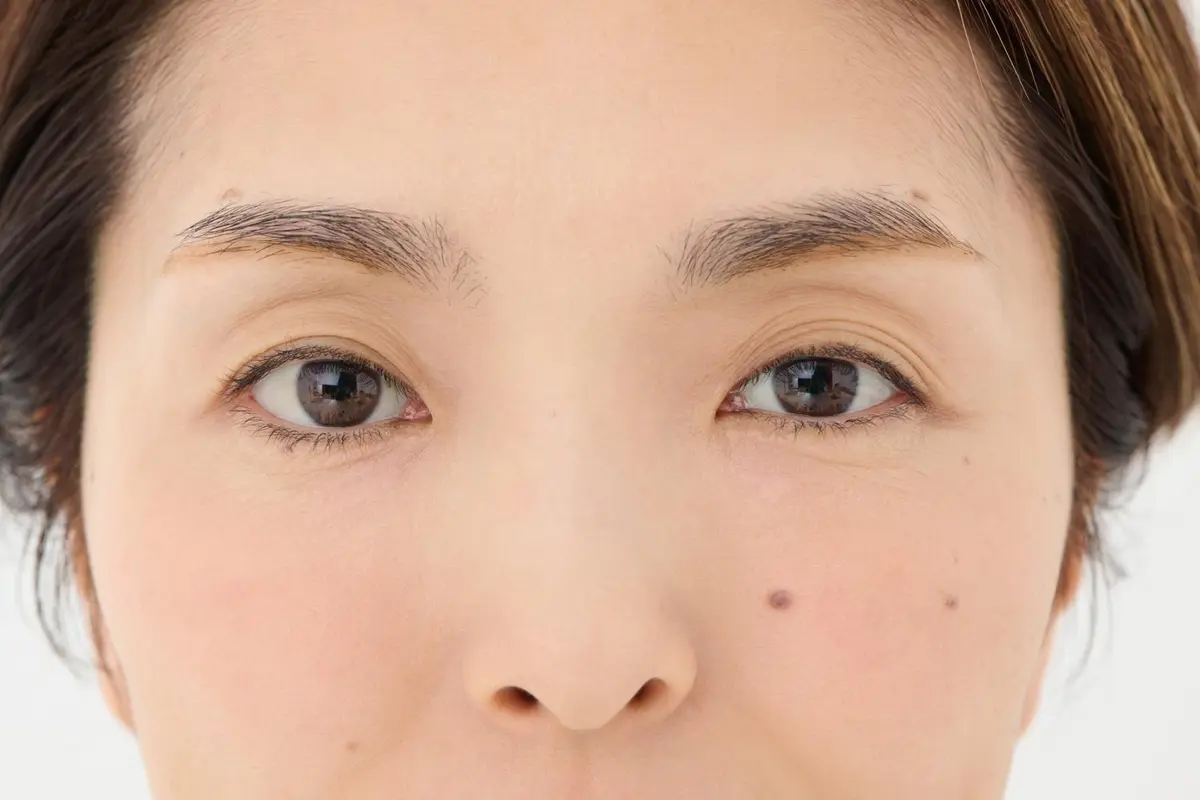 OurAge×Webエクラ 眉メイク　描き方　アイブロウパウダーで、まずは眉の下側を描く