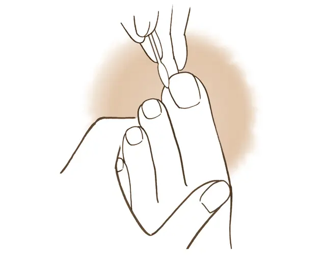《Step 4》爪の白いところの裏側を綿棒でふき取る