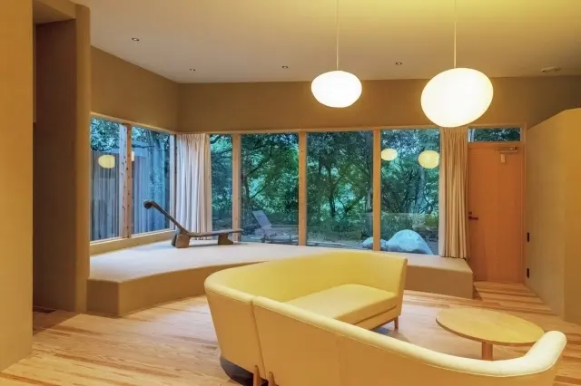 左官職人が作る土壁が印象的な「囲土（いのつち）」