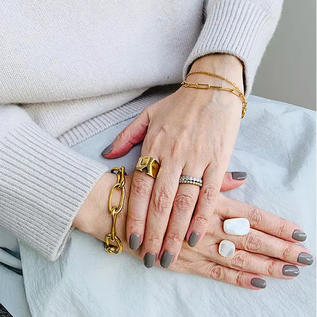 ゴールドレイヤリングで大人のワントーンを盛り上げる（エクラプレミアム副室長N）