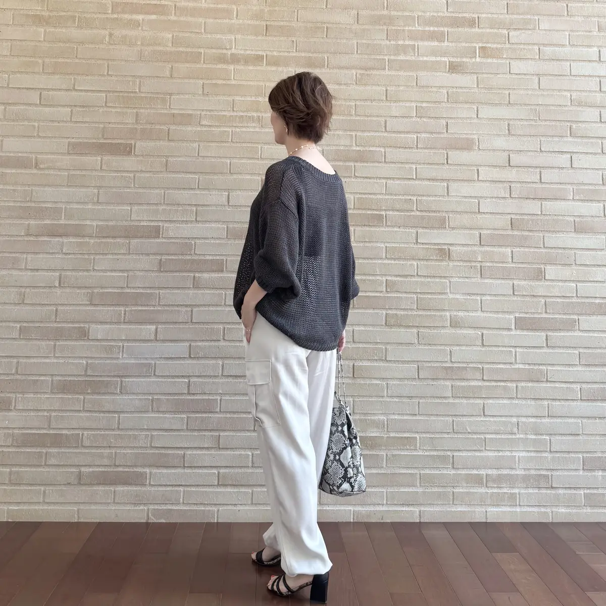 ざっくりリネンニット×ツヤ感カーゴパンツの画像_3