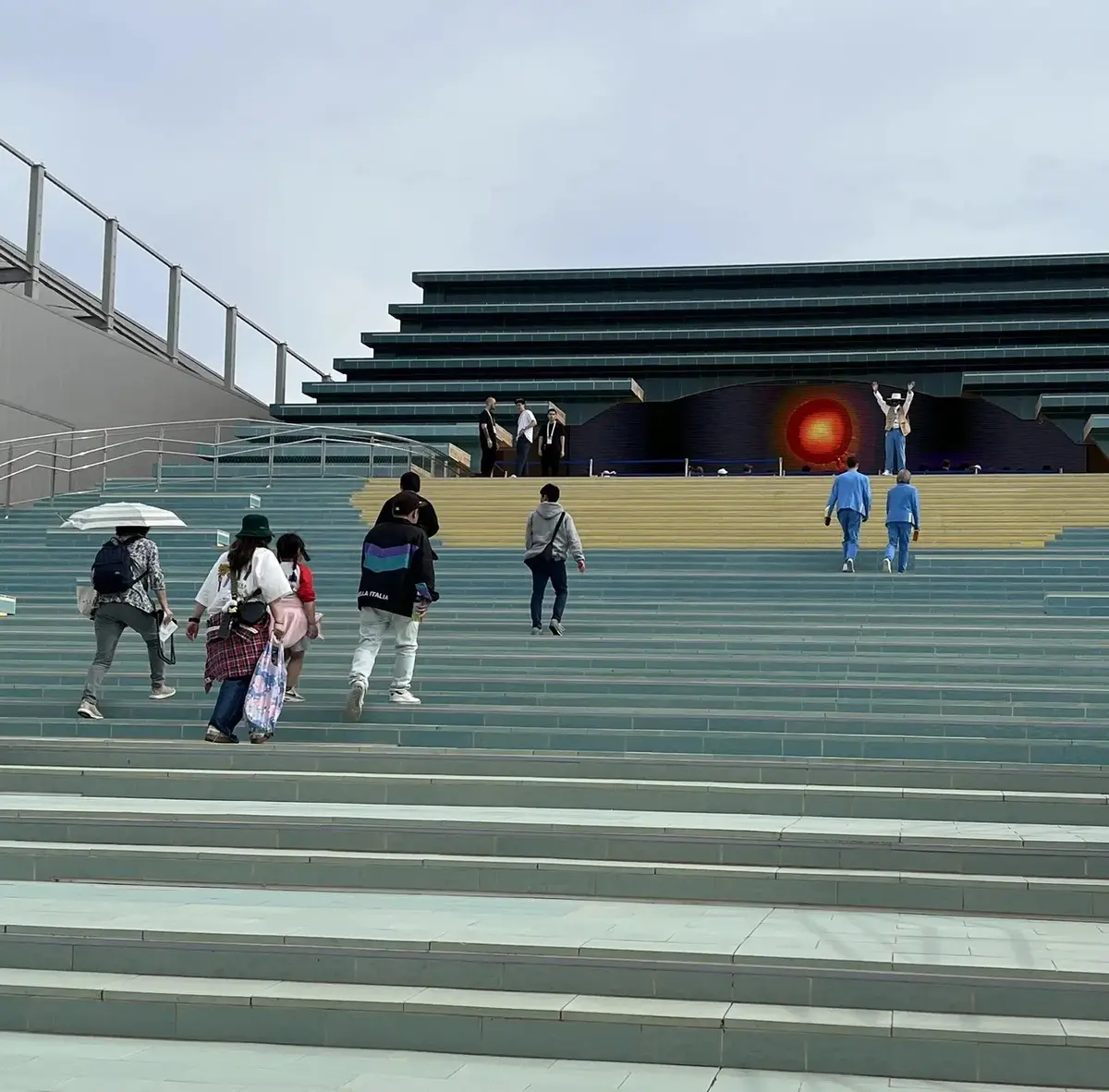 スペイン館入口。夜は浮かび上がるようなライトアップも。