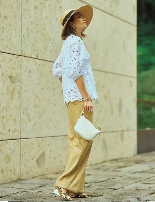 ダスティなバニラ色が真夏の温度感を抑えて