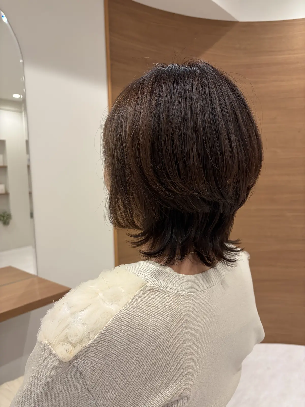 外はねがポイントのショートカットの50代女性