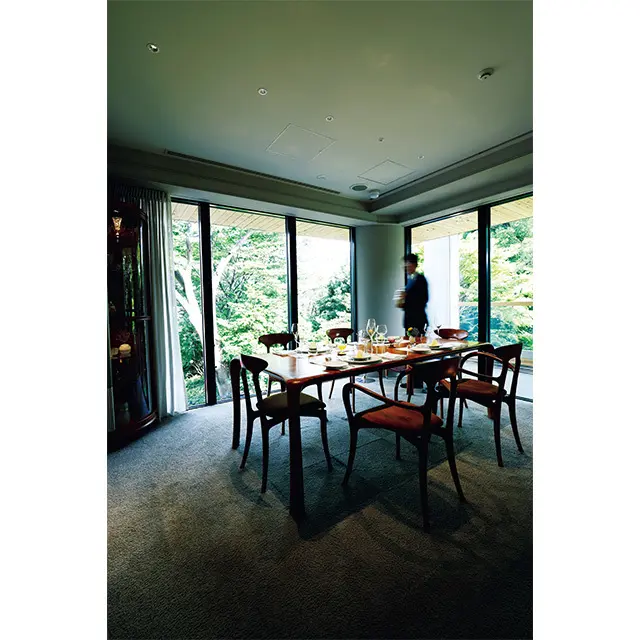 写真個室は2室（4〜8名）あり、どちらも庭に臨む　個室料は昼￥8,000、夜￥10,000（1室）