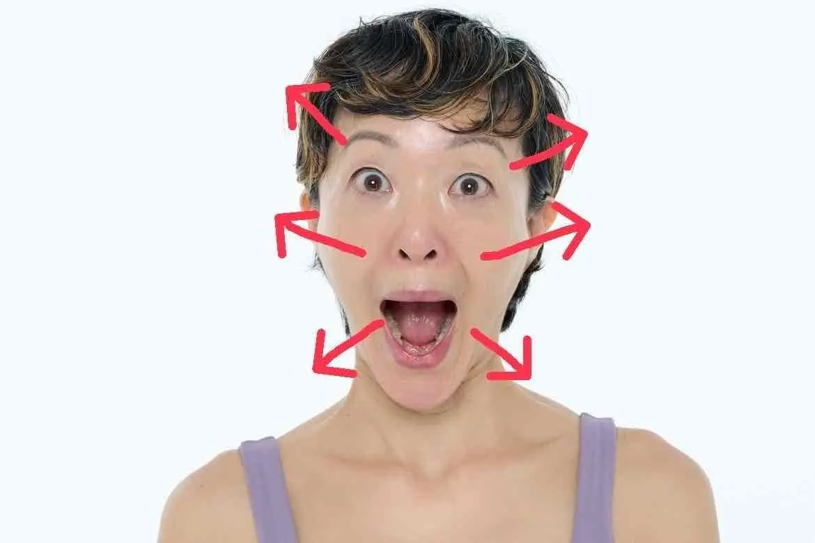 OurAge×Webエクラ 贅肉をとる顔ストレッチ 「アー」の動きで、顔の筋肉を伸ばす