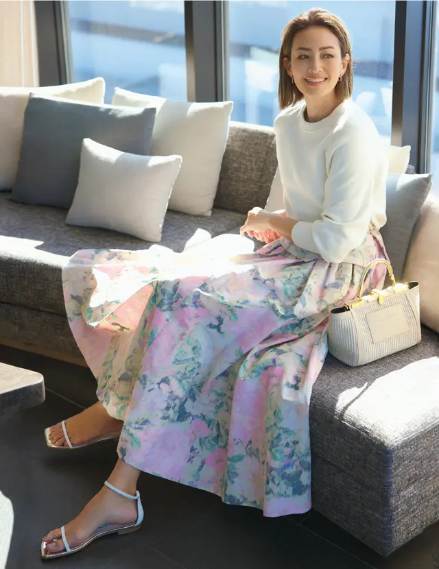 華やかさ抜群の一枚は カジュアルダウンした 着こなしで今らしく装う