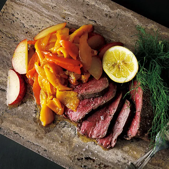 ペペロナータのプラムあえと牛ロースト